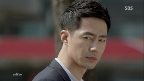 他是韩国演员 赵寅成,  此图出自韩剧《那年冬天风在吹贰