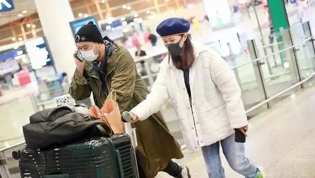 原创谭维维罕见带老公现身陈亦飞紧跟老婆夫妇发脾气都一个表情