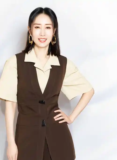 原创过了少女年纪就别装美看刘敏涛的时尚穿搭显身材还有气质