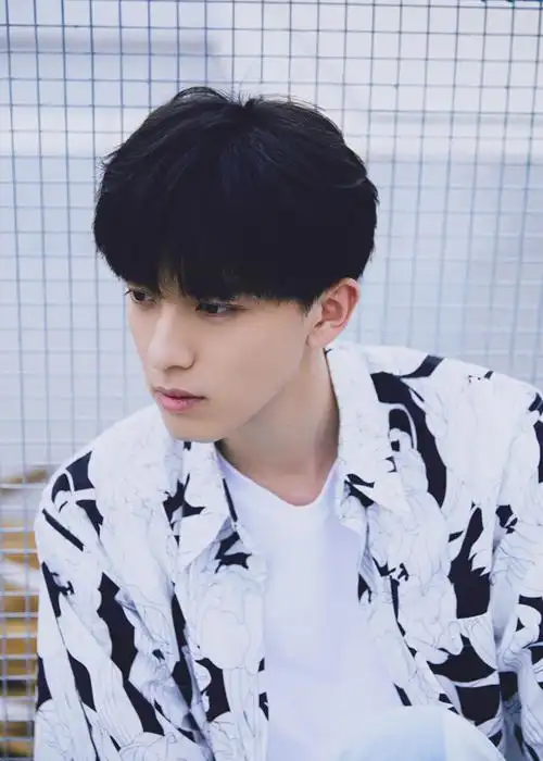 赵英博写真公开 演绎盐系少年风