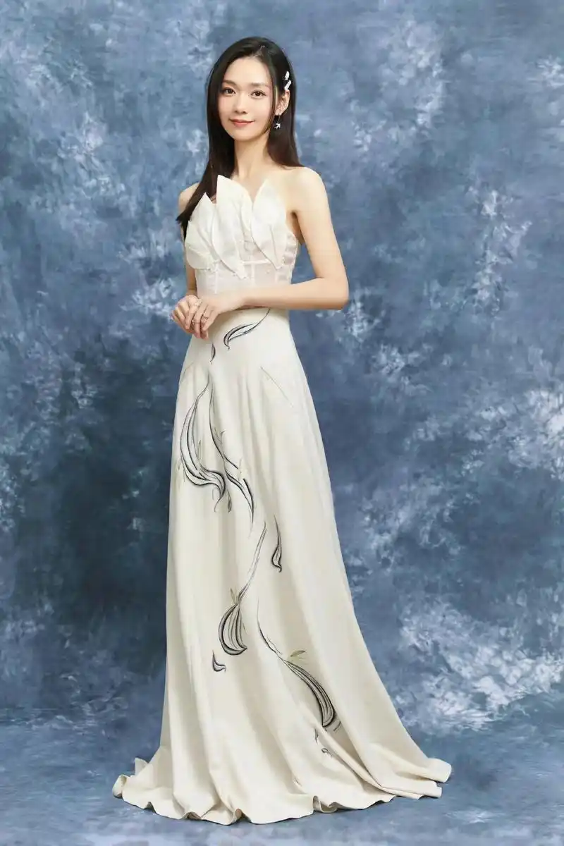 段奥娟瘦了好多,一袭白色缎面长裙亮相元宵晚会,温柔又恬静!