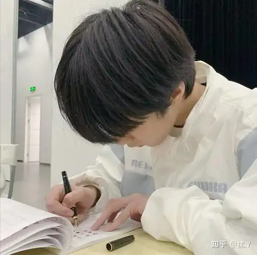 想收集一下刘耀文学习的照片请发一下吧