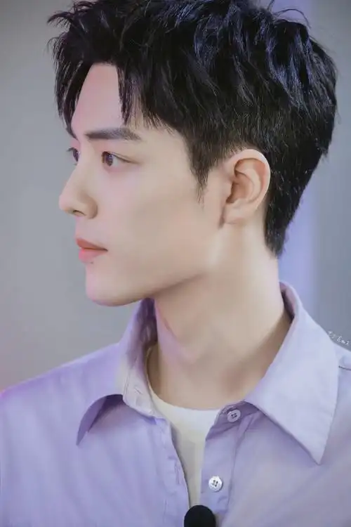 棱角分明,五官精致,越放大越好看,果然是世首帅的神仙颜值