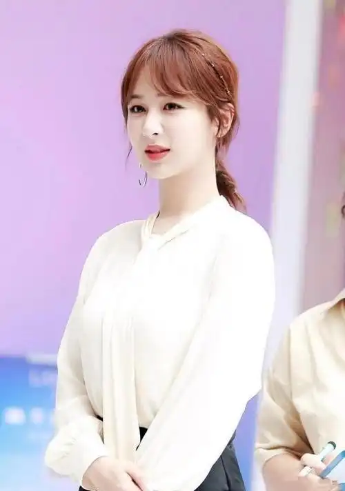 杨紫罕见带爸爸亮相一身妇女主任造型像阿姨爸爸有老干部气质