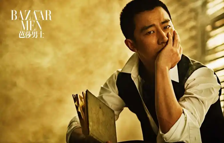 黄轩诗意再登《芭莎男士》油画质感大片翩然优雅