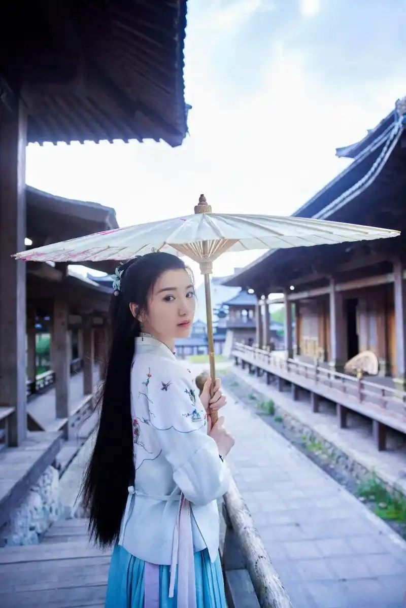 毛晓彤古装撑伞氛围照#  有被毛晓彤美到 #毛晓彤说抢跑一下物料