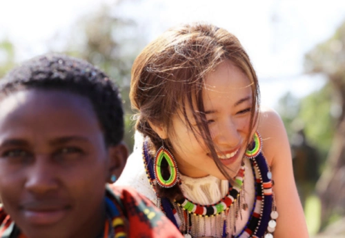 江一燕的气质要归于她的心态,作为摄影爱好者偶尔会去非洲,她拍的许多