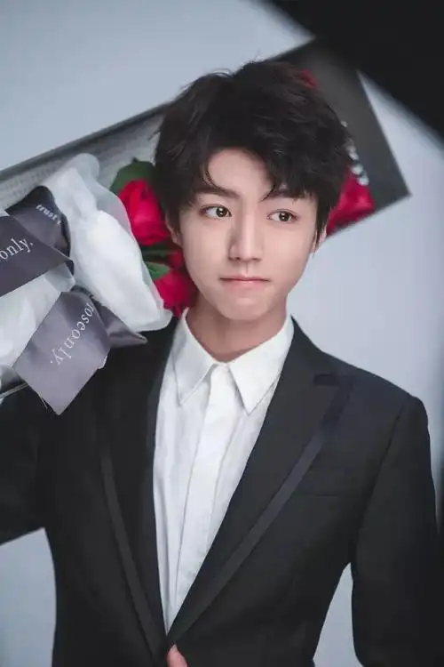 男明星爱心形刘海鹿晗任嘉伦等帅气蔡徐坤撩人范丞丞可爱