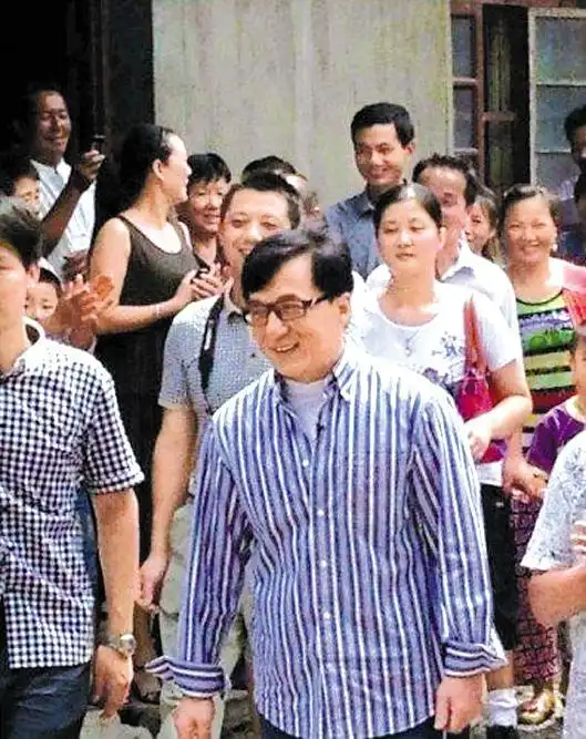 成龙芜湖认亲首次见到同父兄弟 引当地轰动(图)