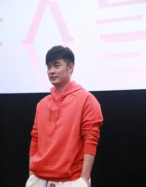 陈赫这样的男的挺成功的虽然结过两次婚但看着仍像大男孩