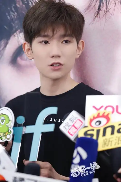 听见巨响了吗 王源帅爆了 99  闷青色的头发特别好看  @tfboys-王源