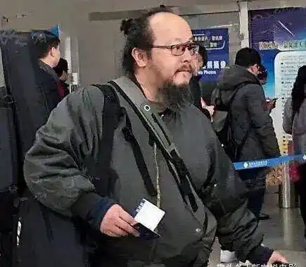 50岁窦唯罕见亮相,依旧是蓬松凌乱发型,终于活成了"半仙"_音乐_生活