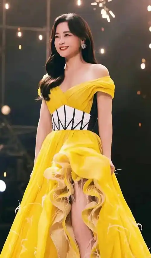 贾玲:从胖到瘦,女神风范全开!霸气魅力引爆时尚界,成为潜力股的背后故