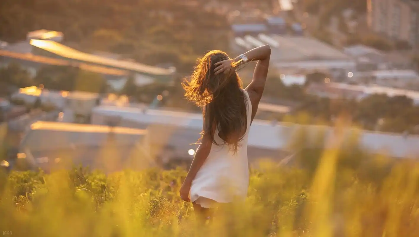 美女落寞的背影图片1680x1050分辨率下载,美女落寞的背影图片,壁纸
