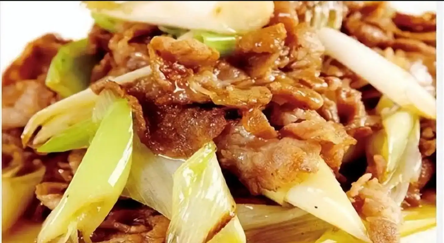 我的美食分享#  葱爆孜然羊肉卷  具体做法:  1.