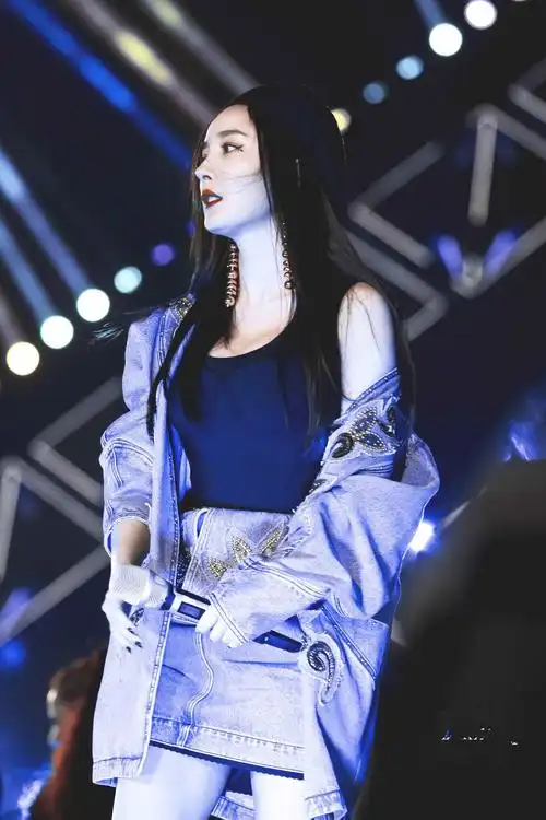 杨幂跨年夜唱得嗨黑长直贝雷帽减龄牛仔衣黑背心长腿太吸睛