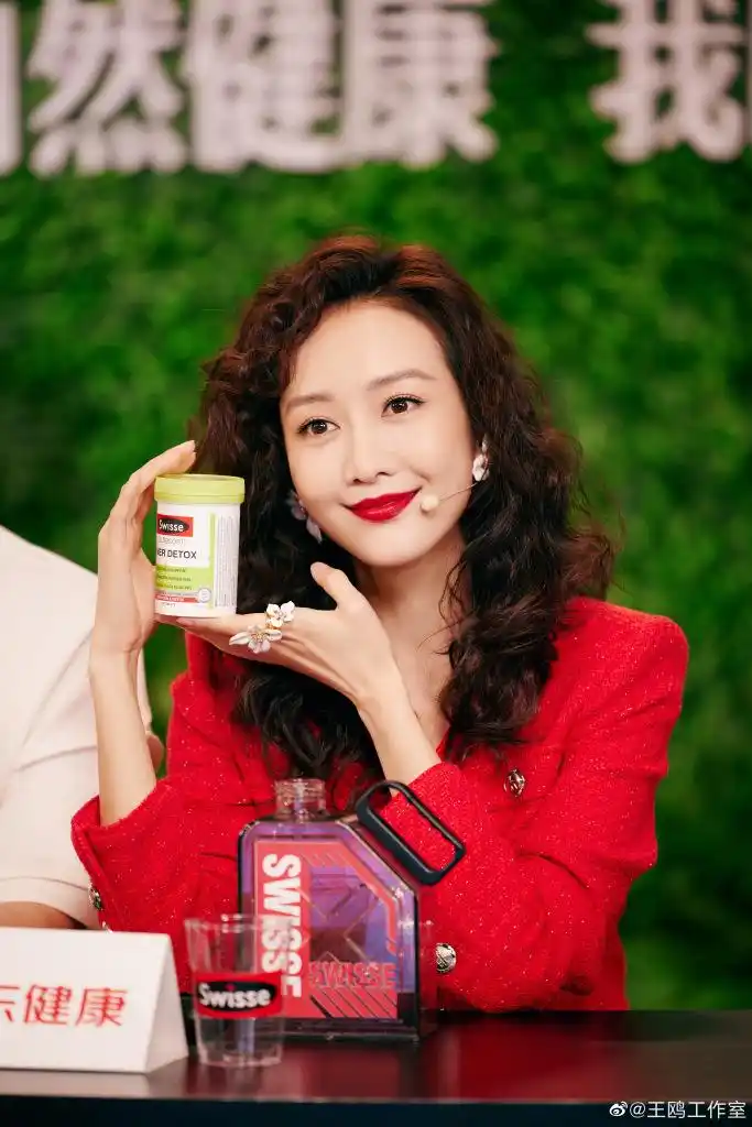 王鸥卷发红衣港风造型出席品牌直播活动 红衣惹眼活力减龄