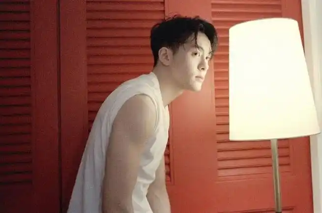 手臂线条好绝.曾舜晞这样的照片还有没有了!爱看多发!