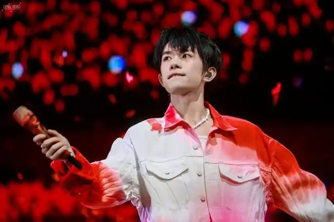 易烊千玺的事情持续发酵不仅被网友抵制还被造谣借演唱会吸运