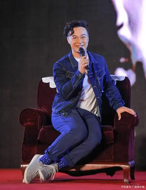 陈奕迅演唱会现场与粉丝交流时坚持说粤语,引起粉丝不满