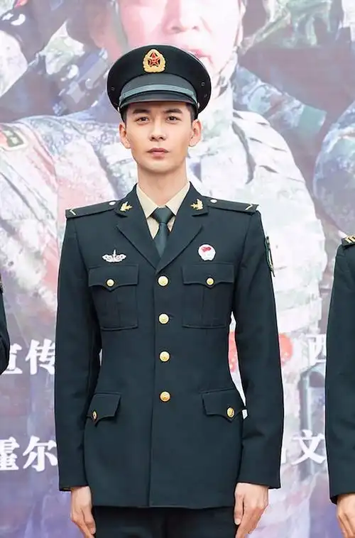 陈星旭号手就位上星首播演绎火箭军飒爽英姿