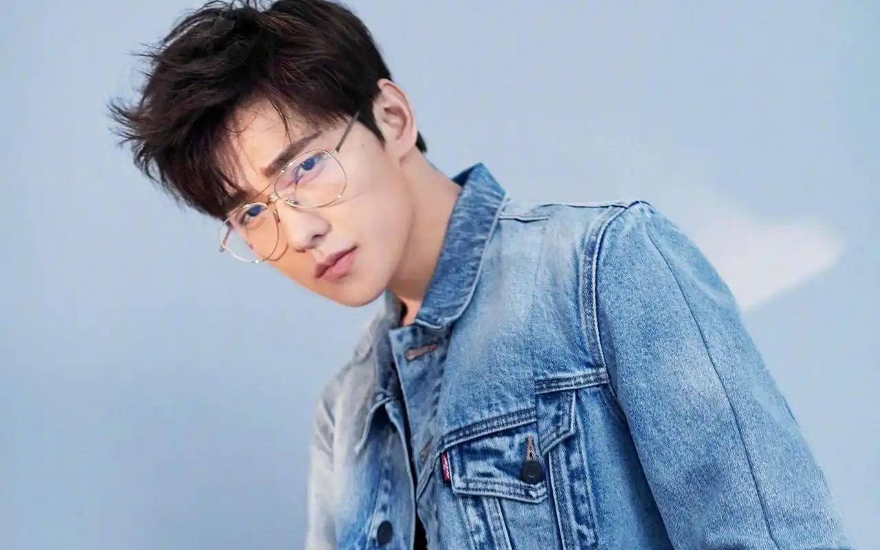 杨洋杂志封面帅气高清桌面壁纸