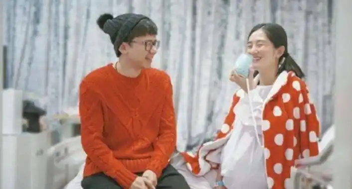 八卦二胎孕妈谢娜晒日常3岁双胞胎女儿听爸爸张杰讲故事好幸福明星