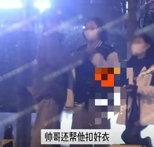 一会牵手,一会跨胳膊,一会还搂着肩膀,在过马路等红绿灯的时候,男方