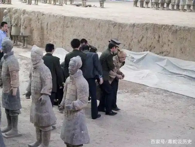 兵马俑坑内首次发现活人俑,连警察都笑出眼泪