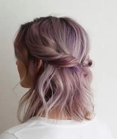 简单半披半扎发型扎法