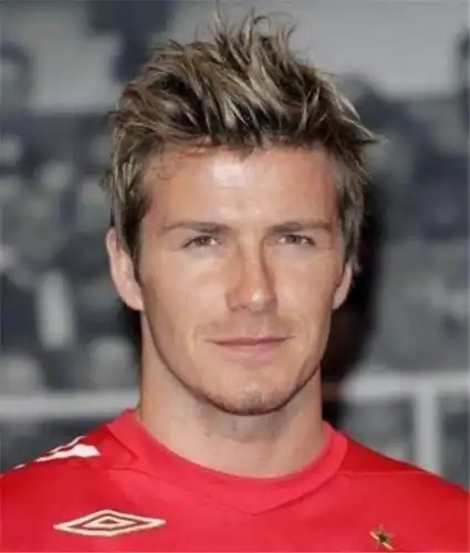 据英媒报道,最近,有媒体拍到了贝克汉姆外出购物的近照,结果让人惊讶