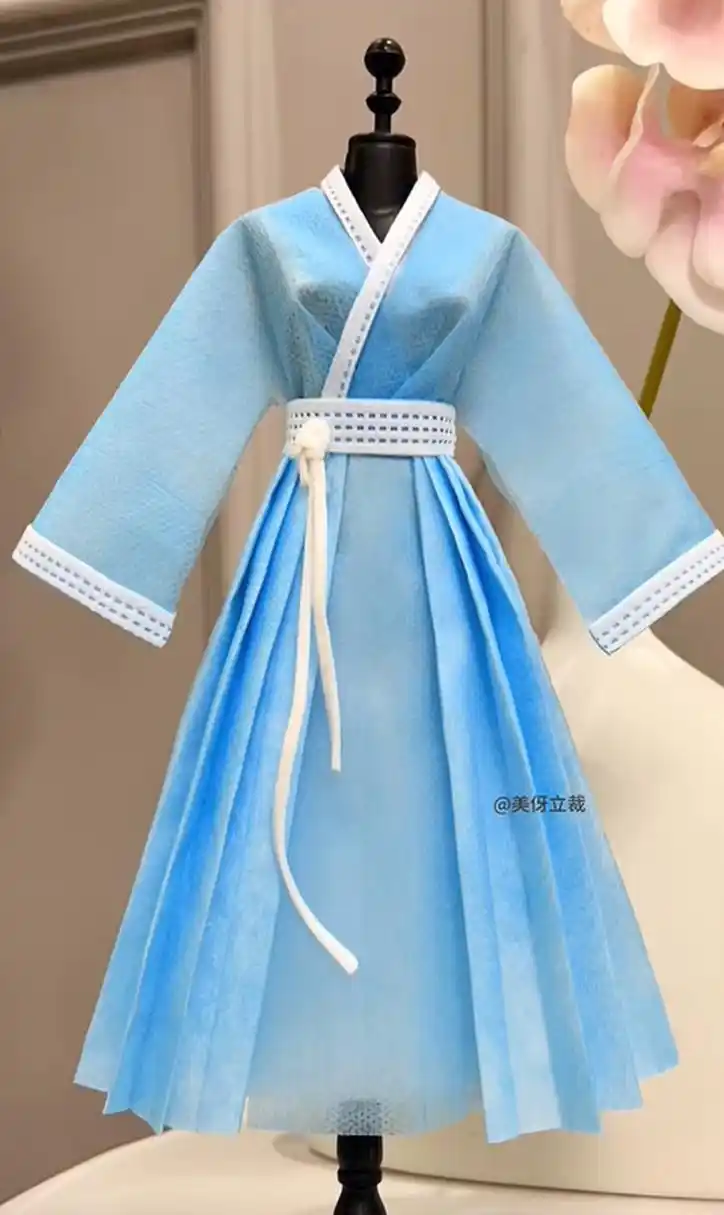 这孩子用口罩做的汉服,还真不错,挺有天分的