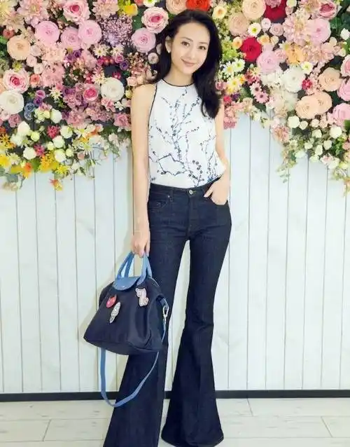 "大扫帚"喇叭牛仔裤搭配蓝白上衣,王鸥展现出真正的优雅!