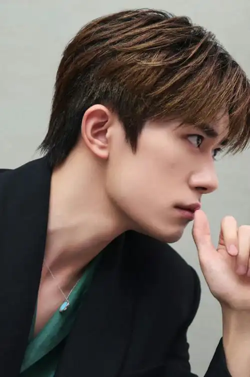 易烊千玺绿色衬衫黑西装造型##易烊千玺黑西装侧颜照