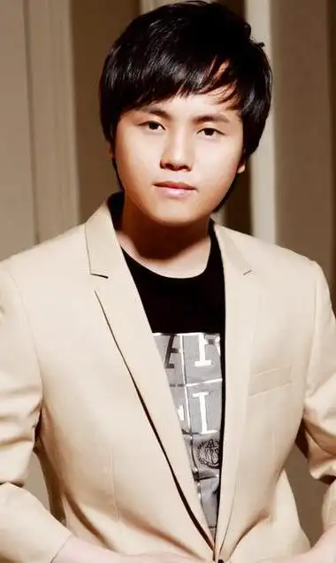 15岁办演唱会,29岁当教授,拒绝春晚没人敢指责,郑源傲慢得光荣