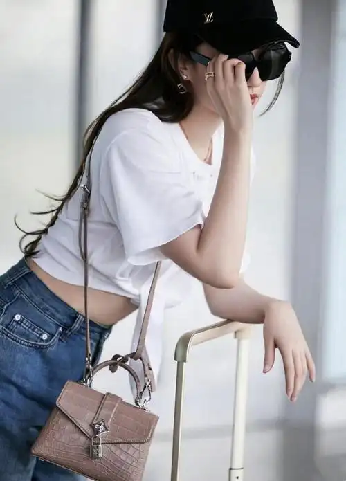 刘亦菲的"肉感腰"火了!穿露脐装走机场纯美可人,微胖却真实