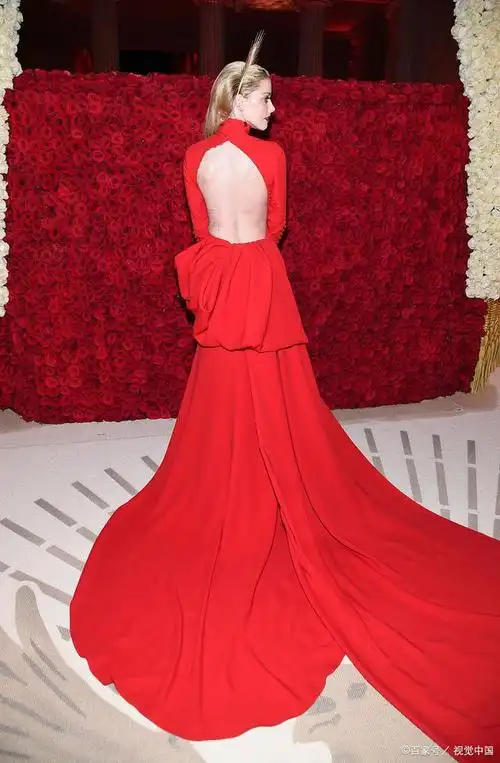 「穿搭每日一问」红色深v礼服有哪些款式