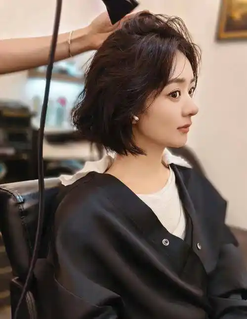 网友们对于赵丽颖这组剪头发的花絮照,也是相当满意,因为无论是从侧面