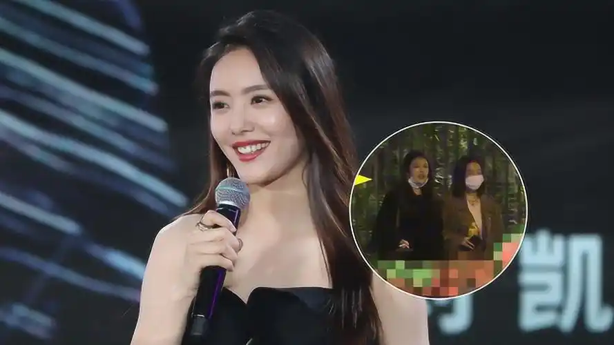 蔡文静获友人接机 路边抽烟随地扔烟头动作娴熟