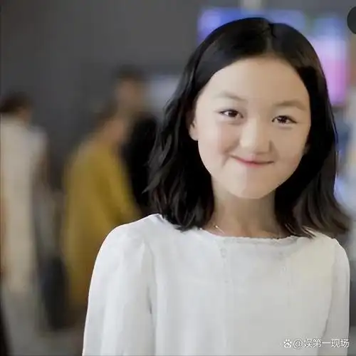 王菲与小女儿合照曝光,18岁李嫣像妈妈,嘴唇无痕迹美到认不出