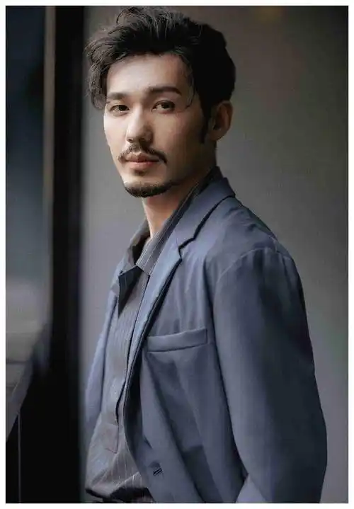 白宇窦骁演技不错,外表威严,与李沁,陈都灵等女演员搭档时有cp感