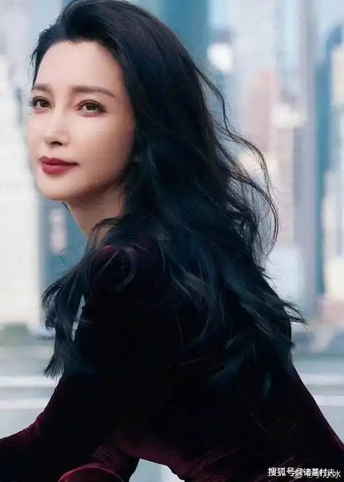 原创这谁顶得住嘛51岁李冰冰饱满性感叫人窒息