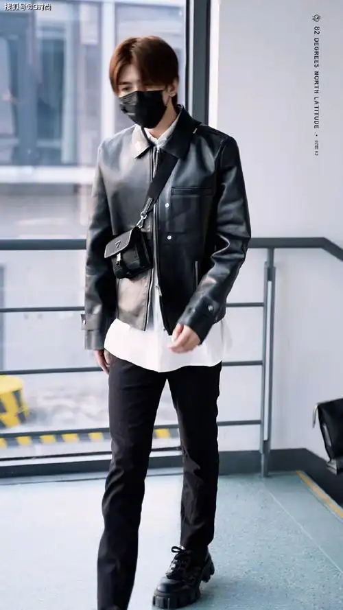 蔡徐坤身穿黑色皮衣搭配白色衬衫 帅气有型