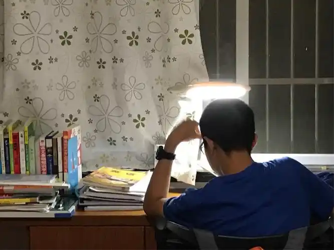 专注的背影,让我们看到了一颗坚持不懈的心!