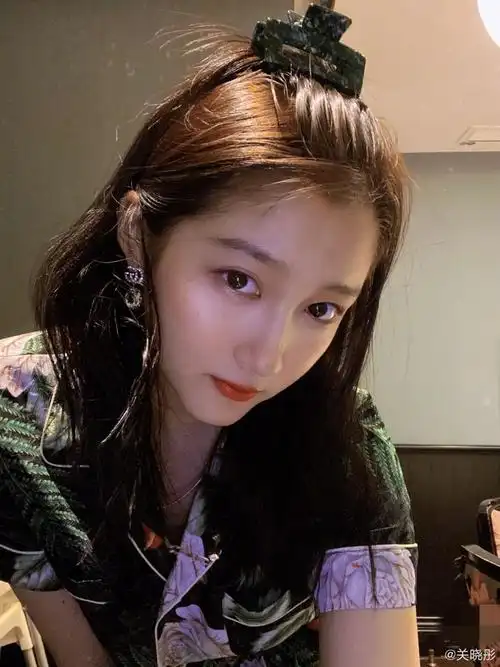 8月17日晚上,有网友发现关晓彤两天前在社交平台上晒出的照片中名牌