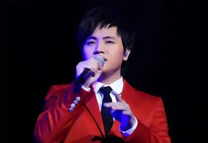 19岁唱歌日赚1万,拒绝春晚后成戏曲学院教授,郑源当年有多火