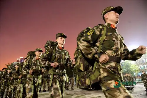 唯美夜空下 兵哥拉动精气神十足