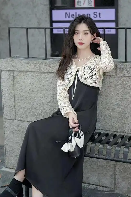 就会显得有些不自然,不知道该如何摆姿势,那么穿裙子怎么拍照才好看呢