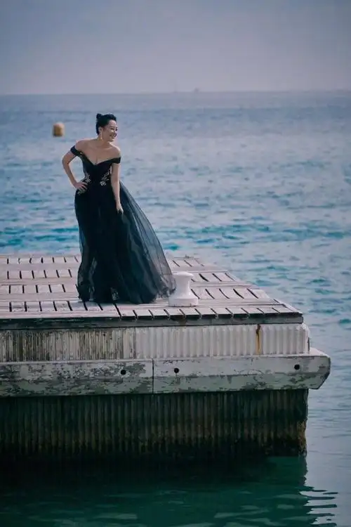 50许晴婚纱裙照曝光!一袭黑色挎肩纱裙秀巴掌腰,傲人胸围太撩了