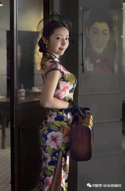 上淇身着旗袍展示东方女性独特的韵味